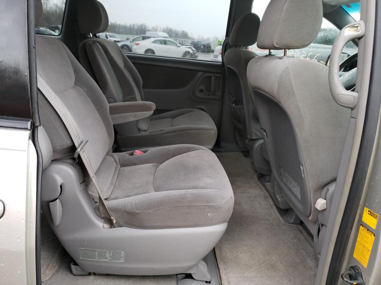 Photo 6 from auction – 2004 TOYOTA UK with VIN 5TDZA23C74S078994