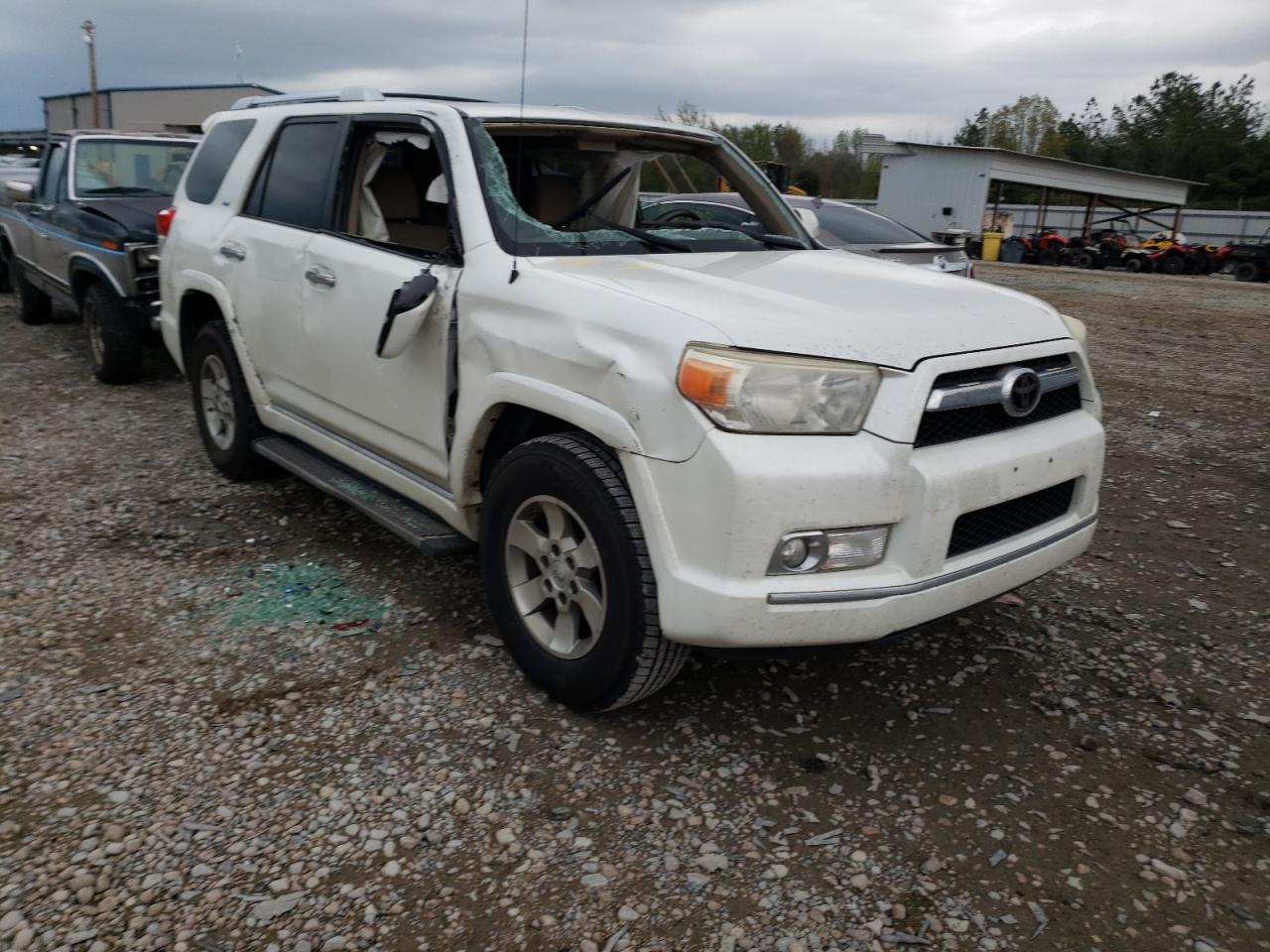 TOYOTA 4RUNNER SR 2010 with VIN JTEZU5JR0A5000747 - Photo from auction