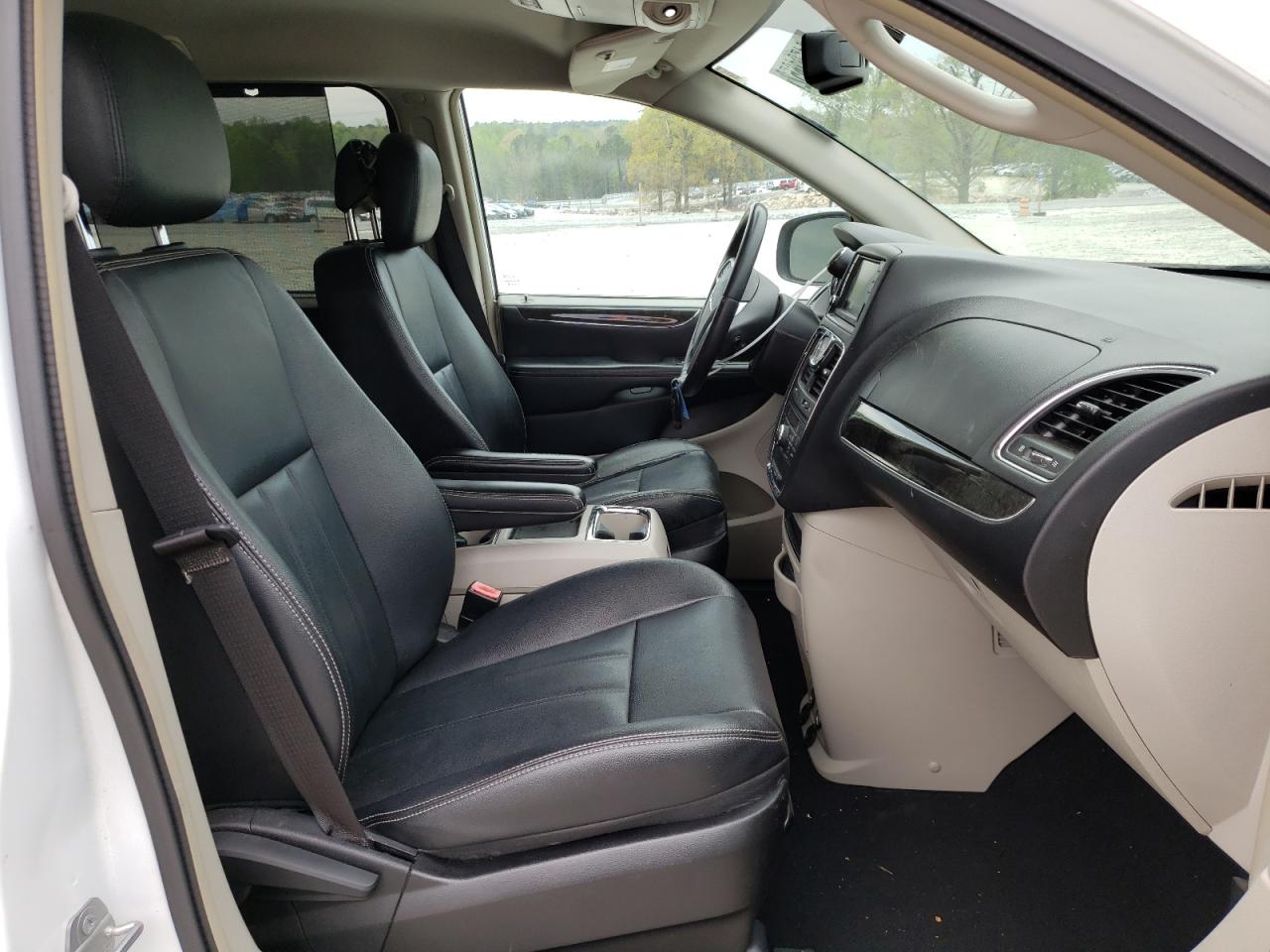 Photo 5 from auction – 2016 CHRYSLER TOWN & COU with VIN 2C4RC1BG3GR167449