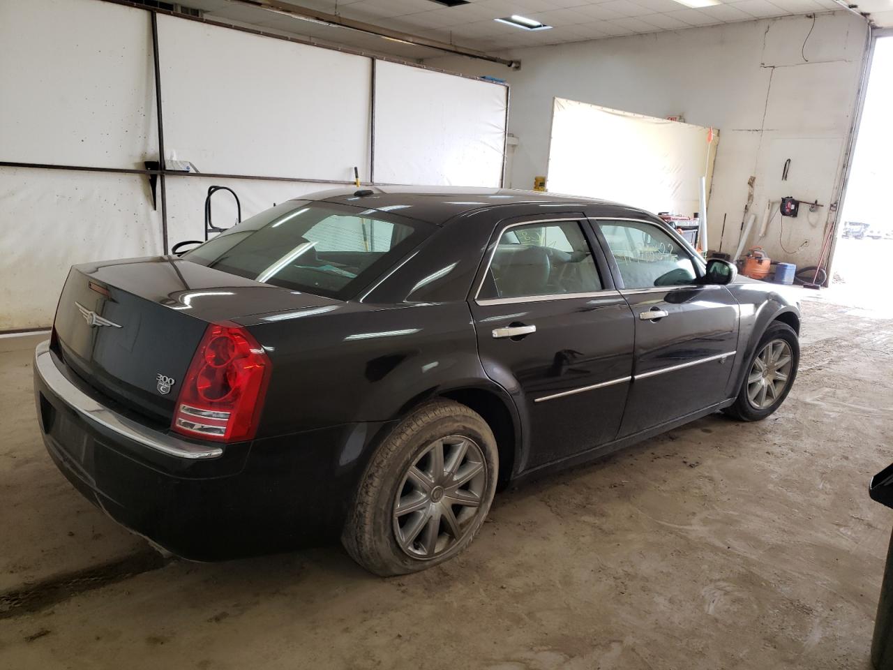 Photo 4 from auction – 2010 CHRYSLER 300C with VIN 2C3CA6CTXAH221612