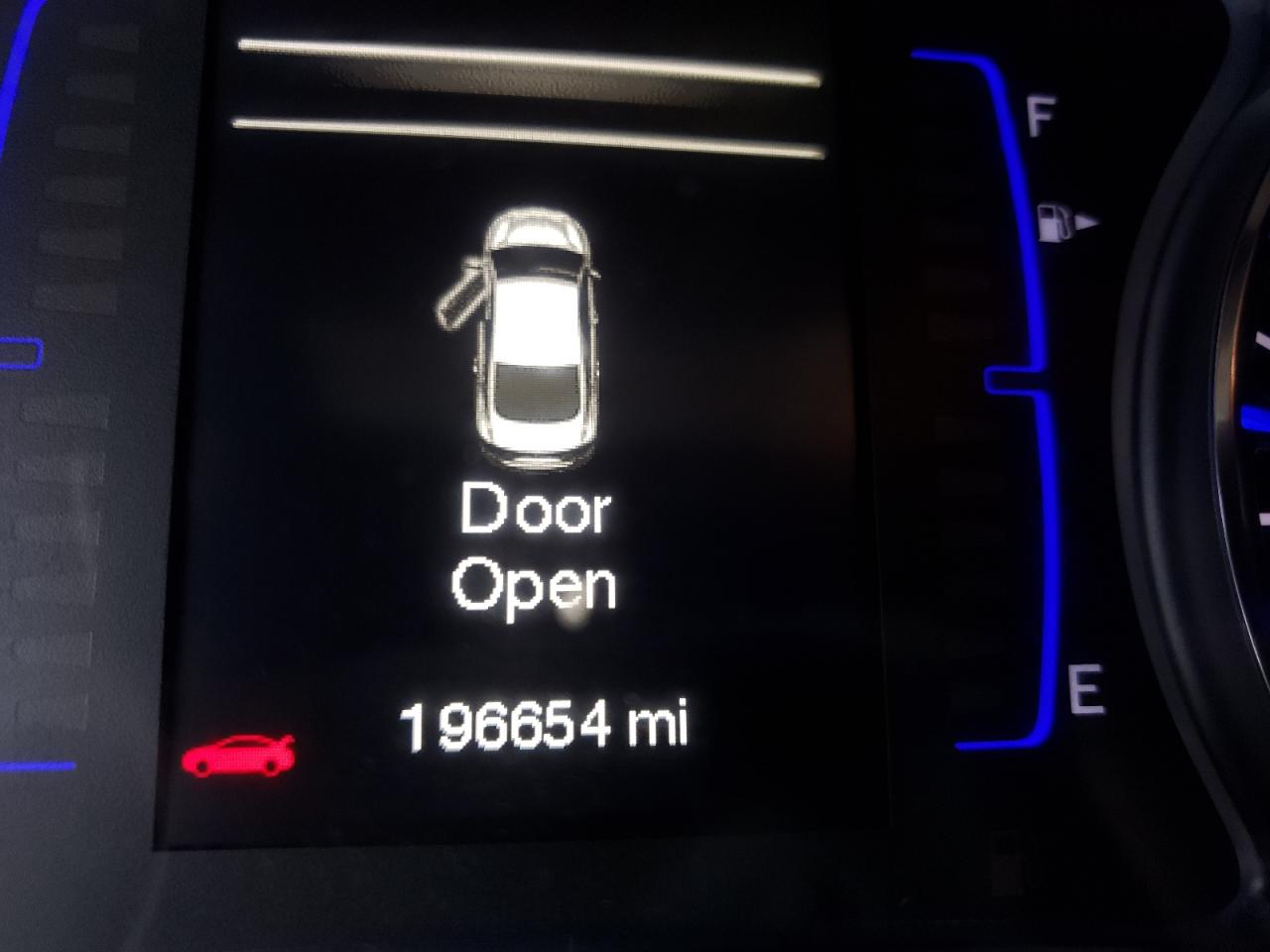 Photo 8 from auction – 2015 CHRYSLER 200 LIMITE with VIN 1C3CCCAB8FN591510