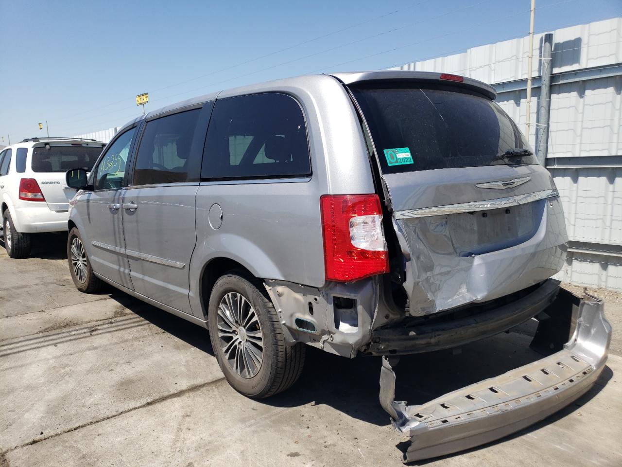 Photo 3 from auction – 2014 CHRYSLER TOWN & COU with VIN 2C4RC1HG2ER311352