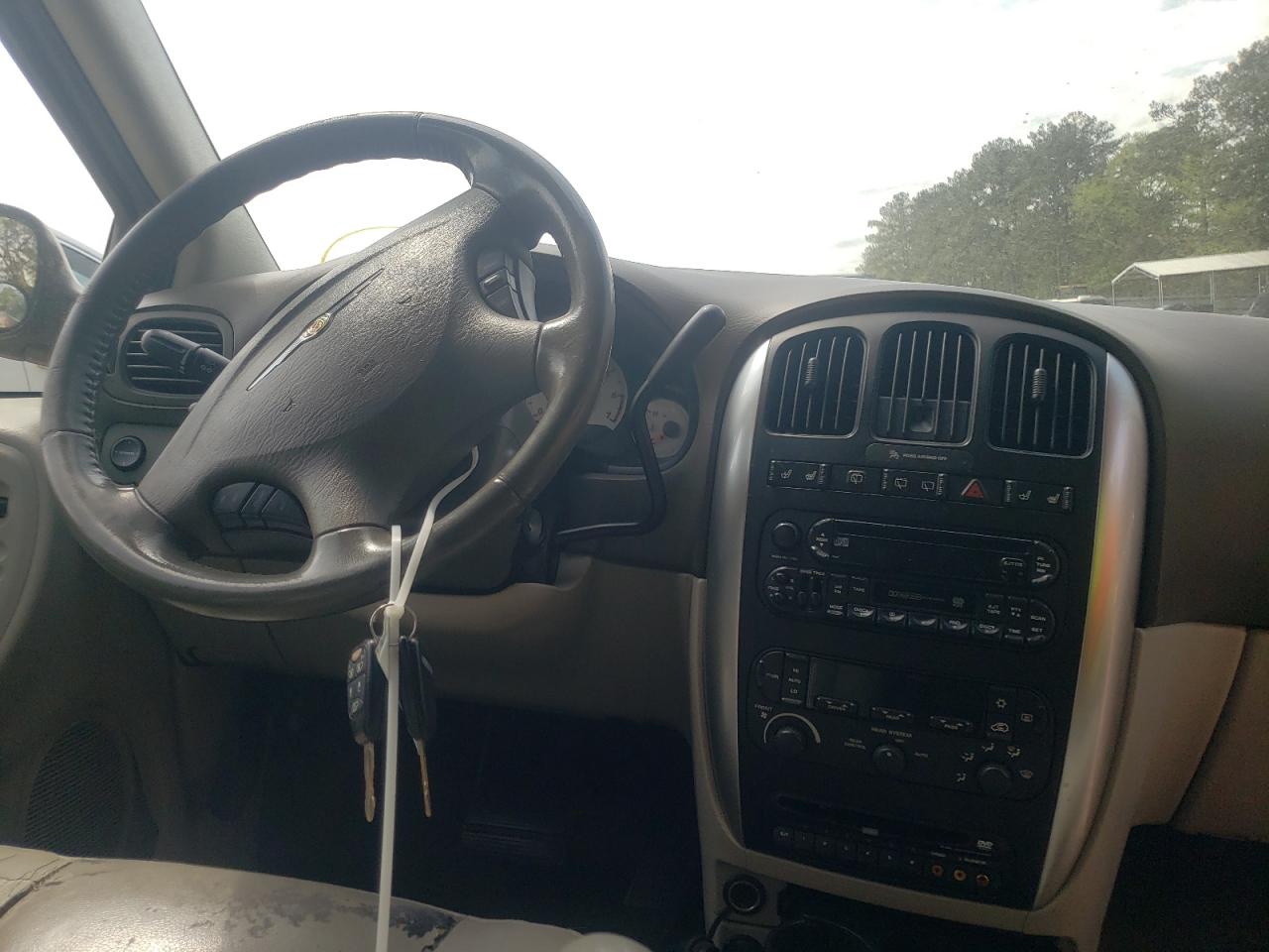 Photo 9 from auction – 2005 CHRYSLER TOWN & COU with VIN 2C4GP54L45R444443