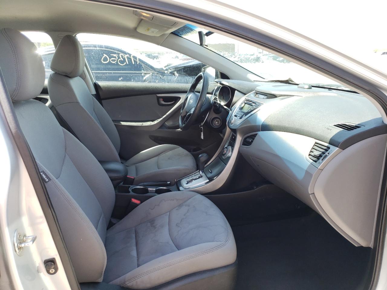 Photo 5 from auction – 2011 HYUNDAI ELANTRA GL with VIN 5NPDH4AE2BH047306