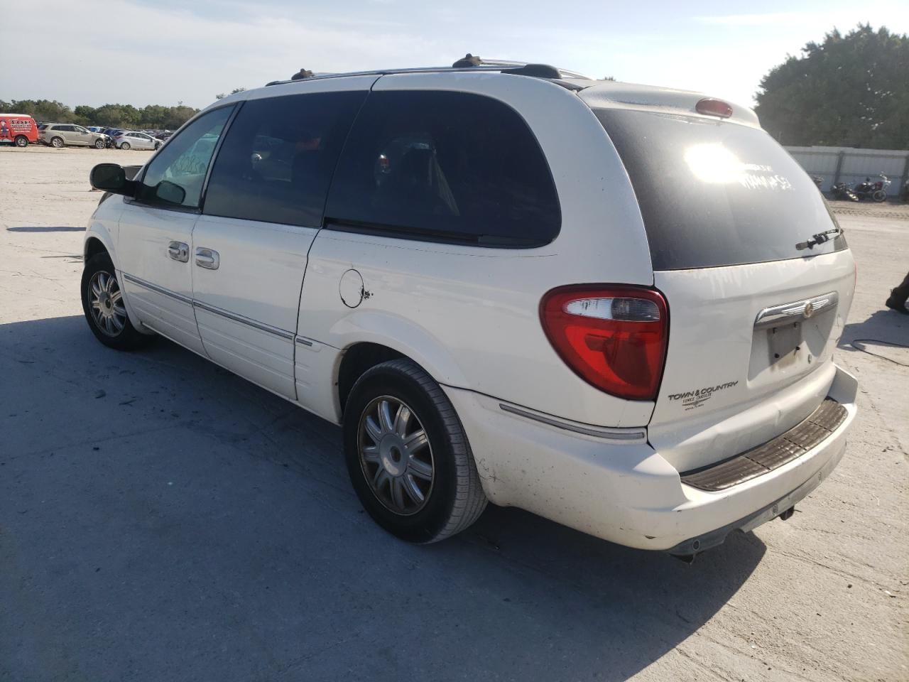 Photo 3 from auction – 2005 CHRYSLER TOWN & COU with VIN 2C8GP64L45R418672