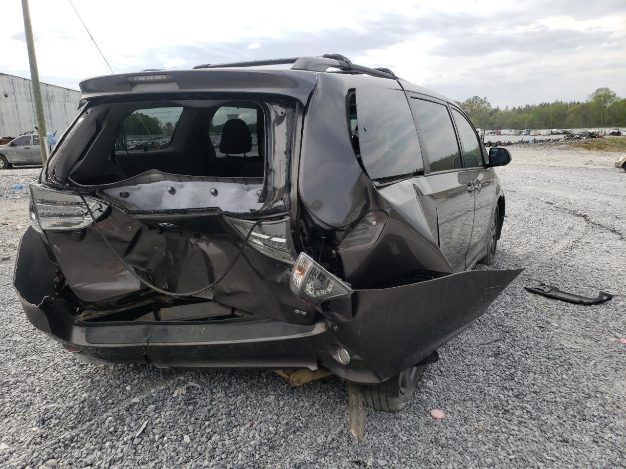 Photo 4 from auction – 2017 TOYOTA SIENNA SE with VIN 5TDXZ3DC4HS823128