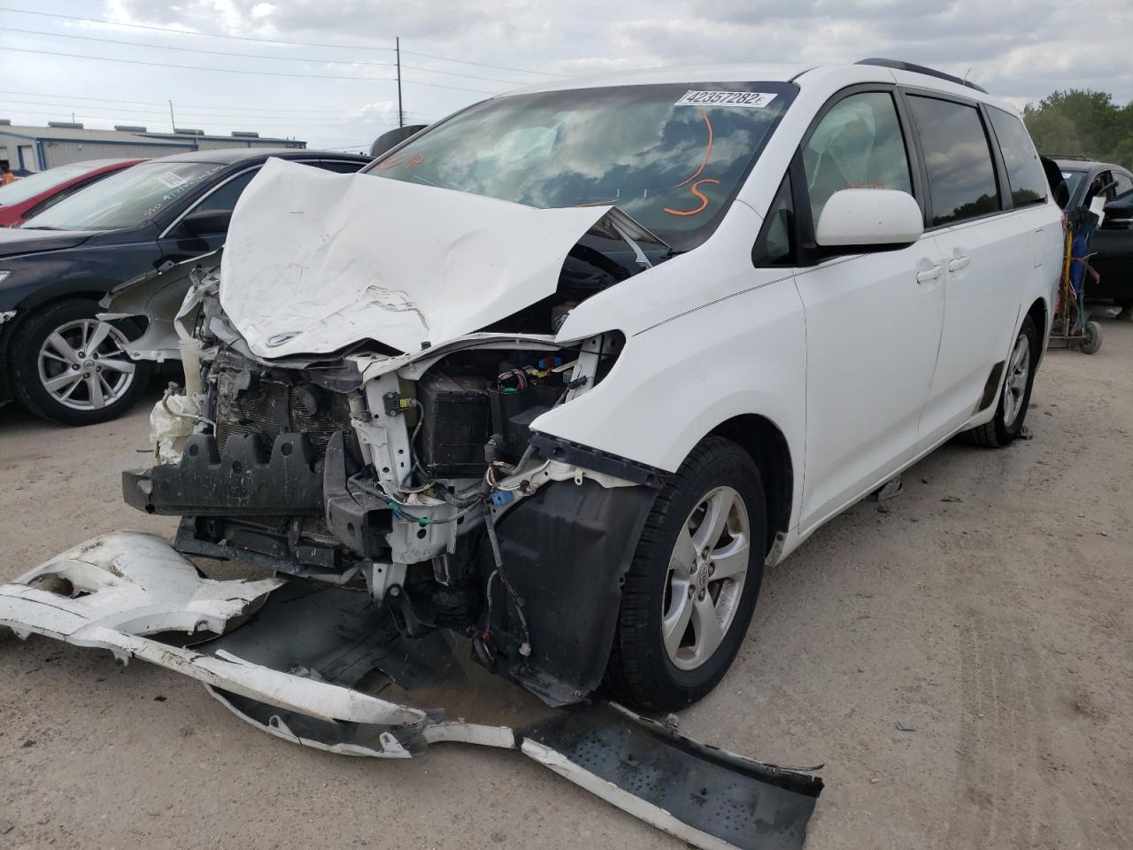 Photo 2 from auction – 2011 TOYOTA SIENNA LE with VIN 5TDKK3DC9BS097143