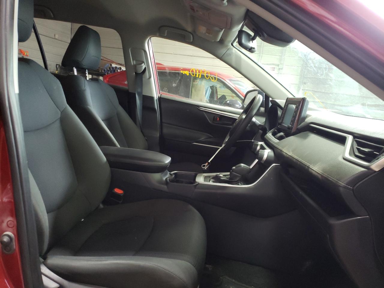 Photo 5 from auction – 2019 TOYOTA RAV4 LE with VIN JTMLWRFV5KD023143