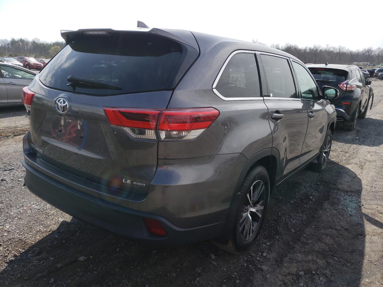 Photo 4 from auction – 2017 TOYOTA HIGHLANDER with VIN 5TDBZRFHXHS455656