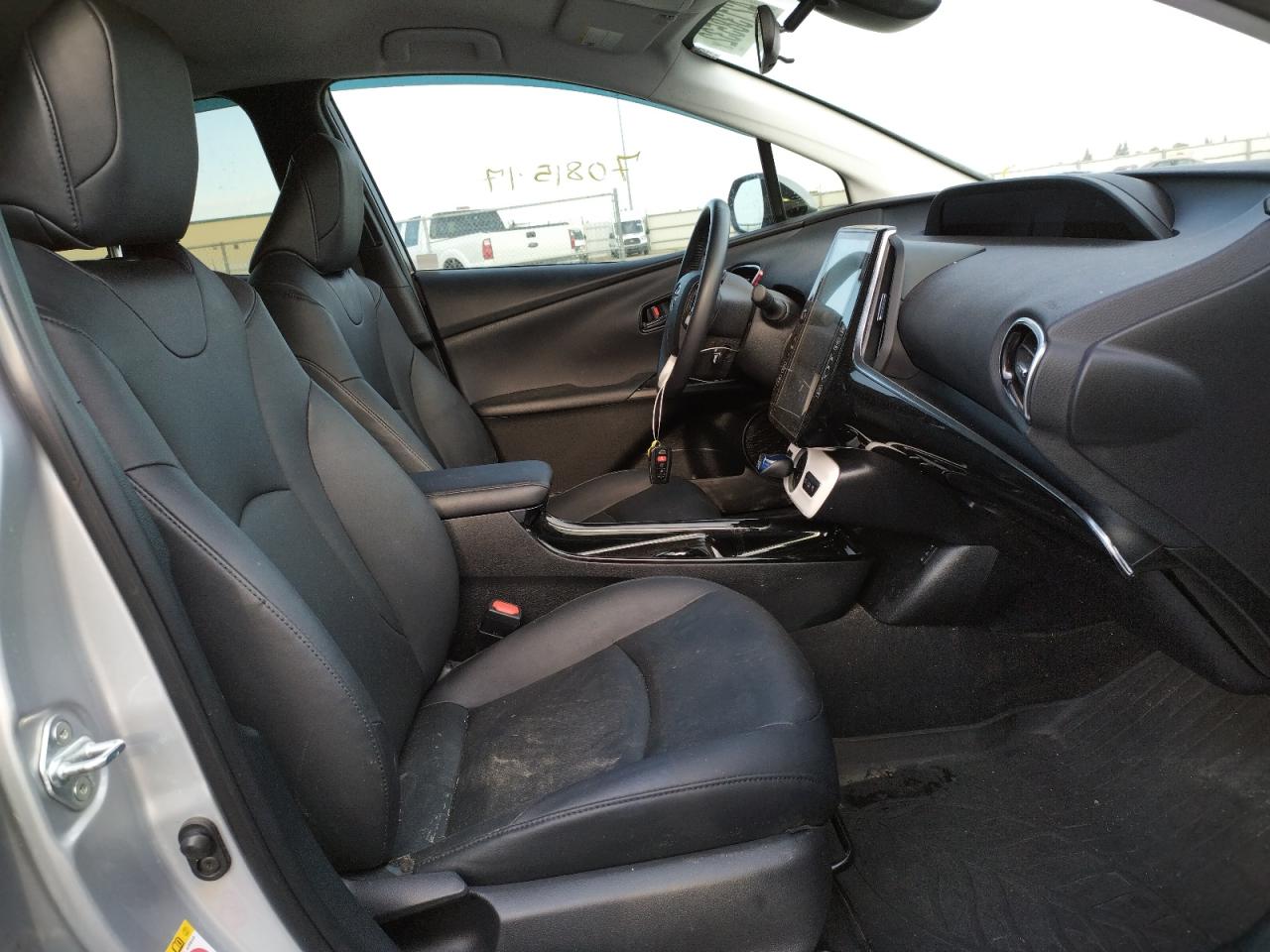 Photo 5 from auction – 2017 TOYOTA PRIUS PRIM with VIN JTDKARFP5H3050207
