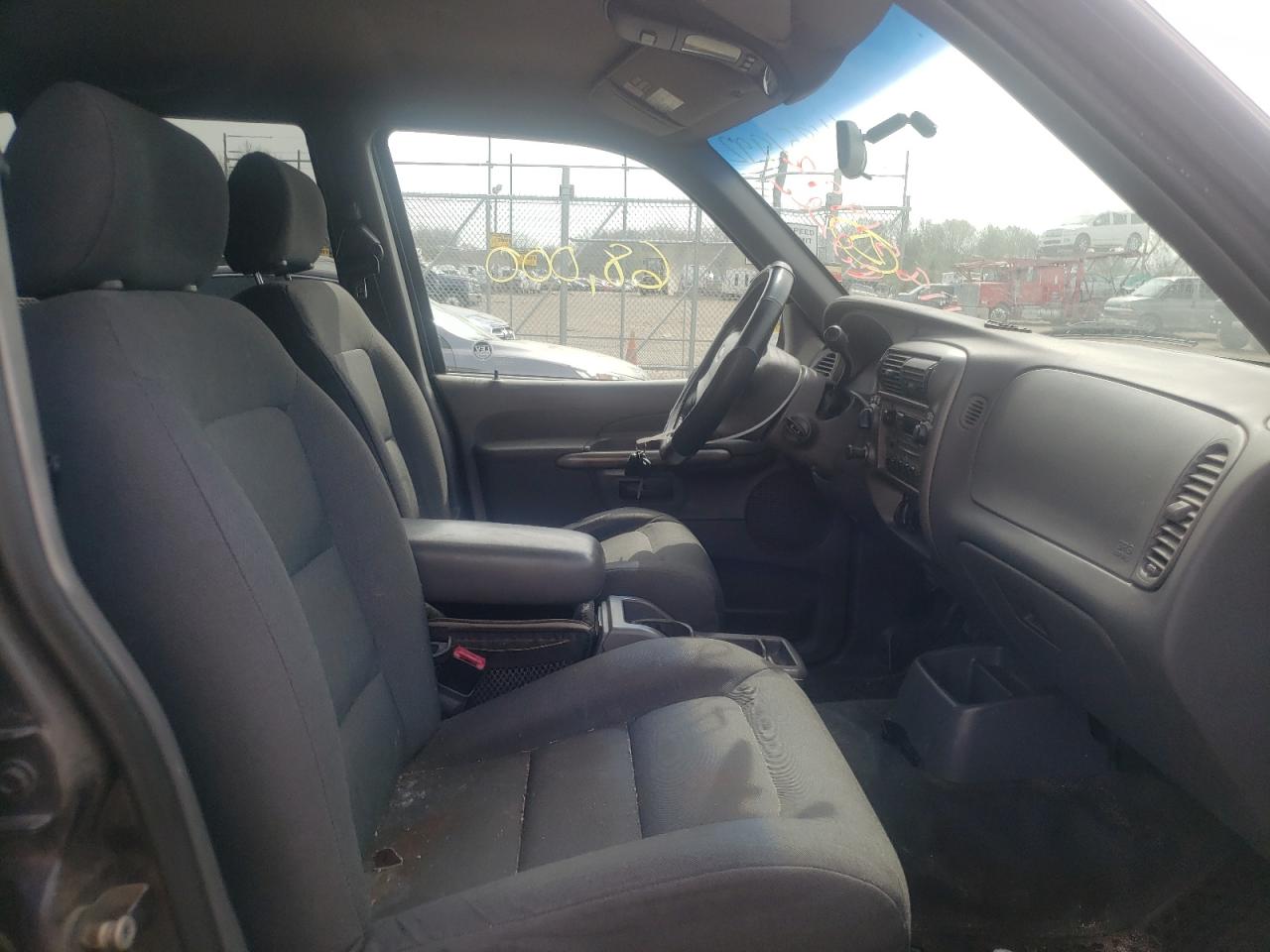Photo 5 from auction – 2001 FORD EXPLORER S with VIN 1FMZU77E71UA70560