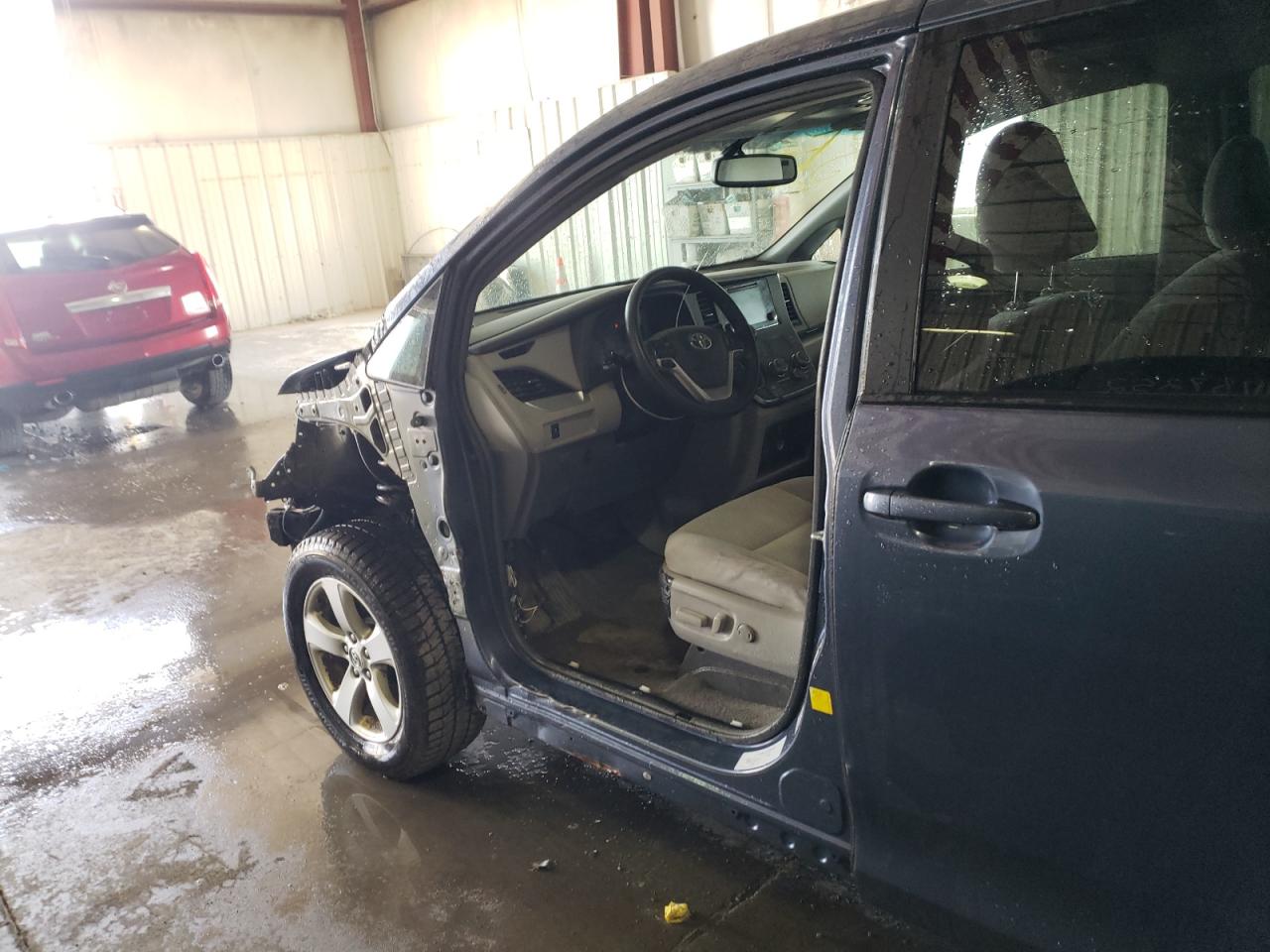 Photo 9 from auction – 2015 TOYOTA SIENNA LE with VIN 5TDKK3DC7FS590132