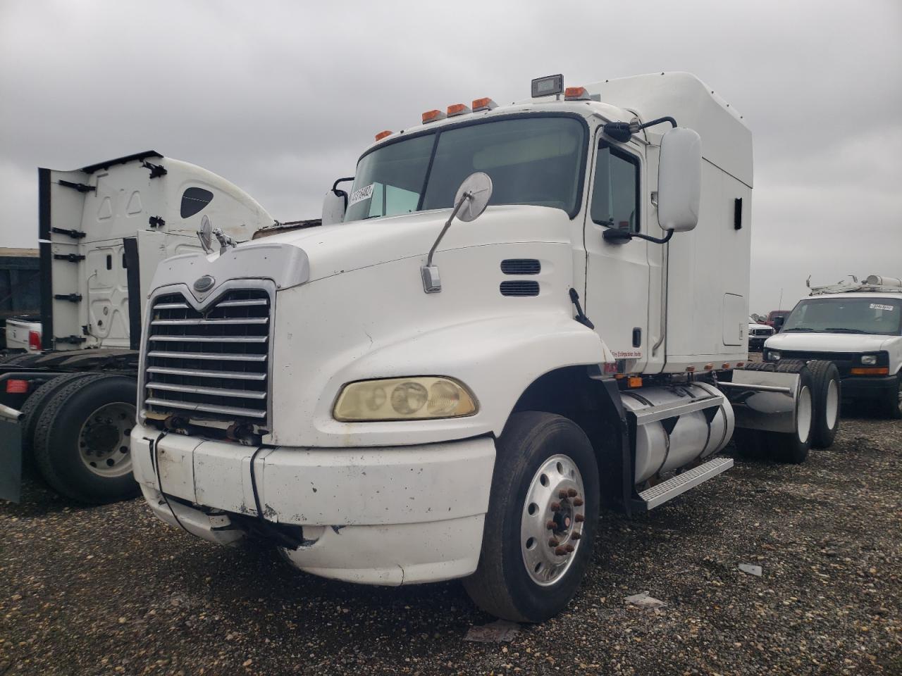 Photo 2 from auction – 2001 MACK 600 CX600 with VIN 1M1AE07Y81W006757