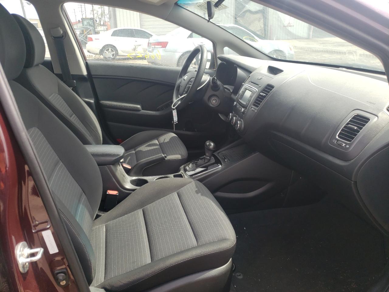 Photo 5 from auction – 2017 KIA FORTE LX with VIN 3KPFL4A76HE090374