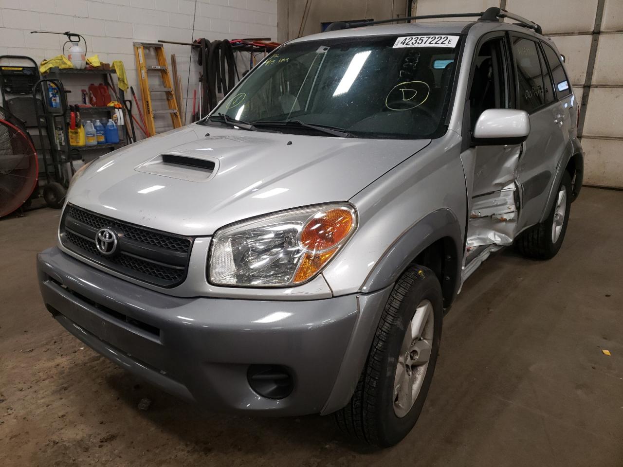 Photo 2 from auction – 2004 TOYOTA RAV4 with VIN JTEHD20V840002871