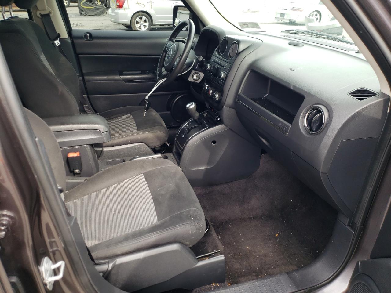 Photo 5 from auction – 2017 JEEP PATRIOT LA with VIN 1C4NJPFB4HD183640