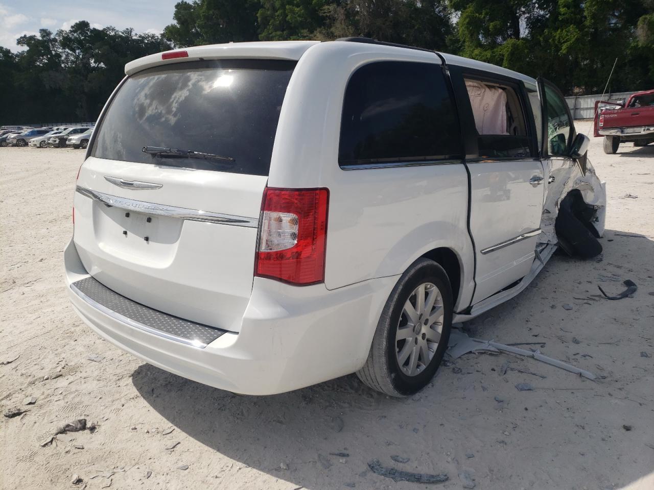 Photo 4 from auction – 2014 CHRYSLER TOWN & COU with VIN 2C4RC1BG2ER422833
