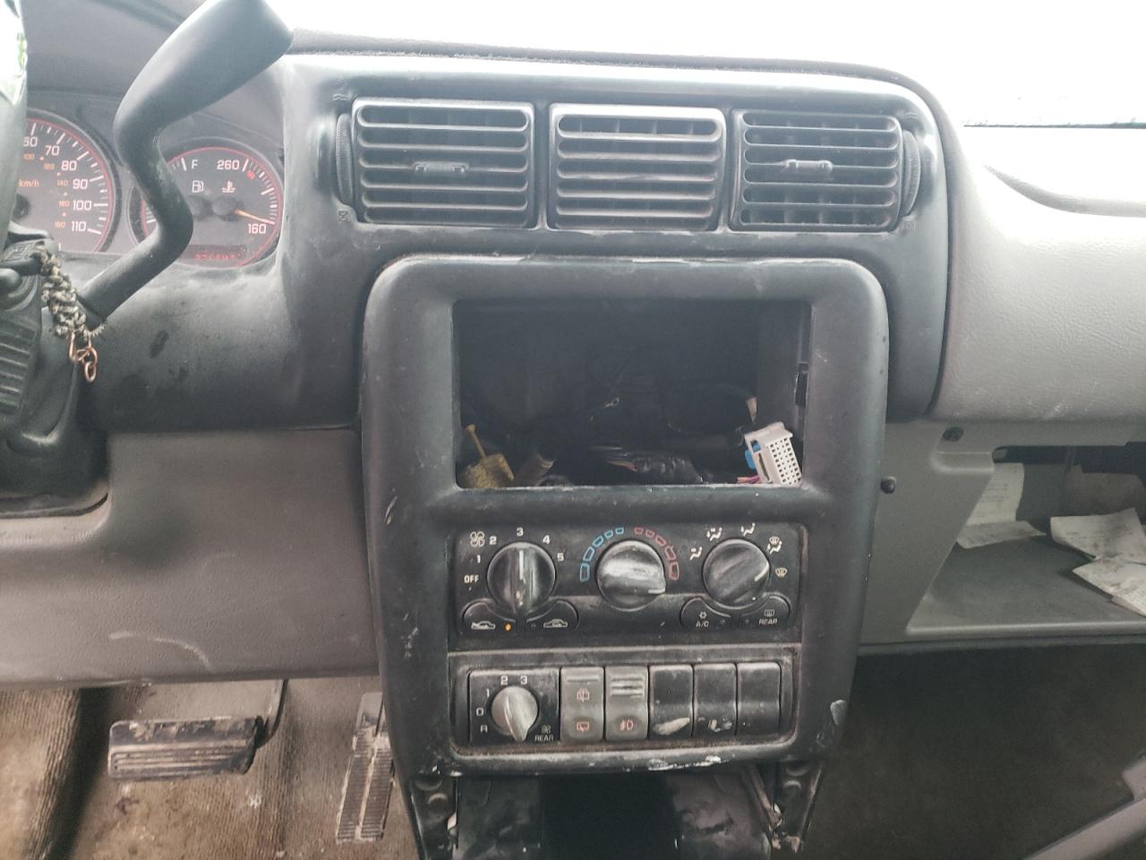 Photo 9 from auction – 2004 PONTIAC MONTANA with VIN 1GMDX03E34D101323