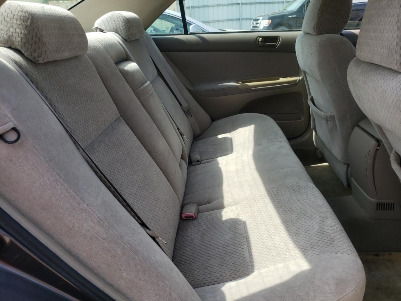 Photo 6 from auction – 2004 TOYOTA CAMRY LE with VIN 4T1BF32K14U581672
