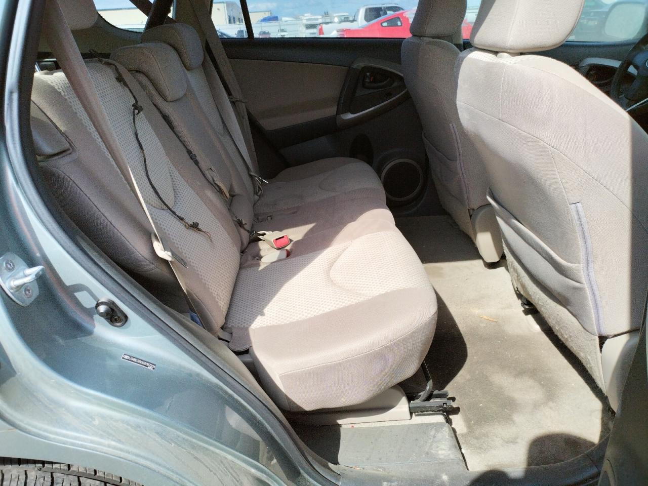 Photo 6 from auction – 2006 TOYOTA RAV4 with VIN JTMBD33VX65037204