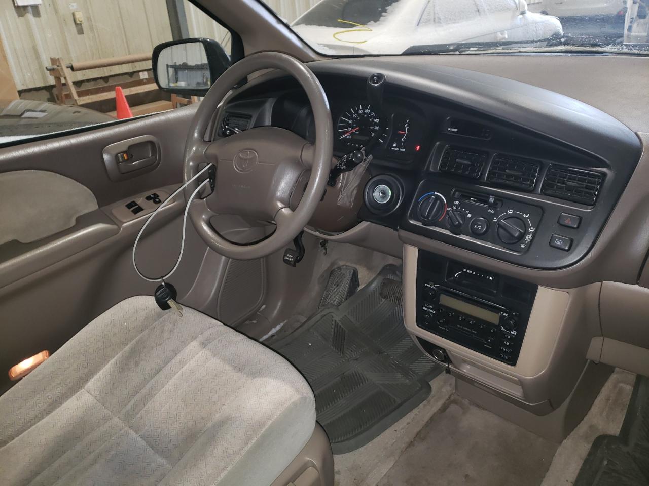 Photo 9 from auction – 2000 TOYOTA SIENNA CE with VIN 4T3ZF19C2YU295408