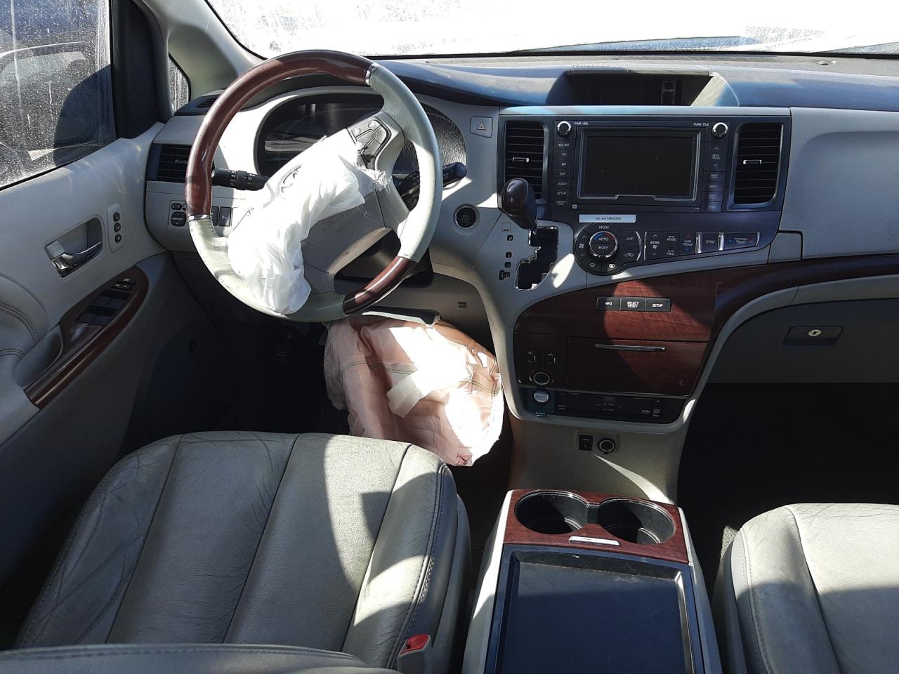 Photo 9 from auction – 2011 TOYOTA SIENNA XLE with VIN 5TDYK3DC2BS164580