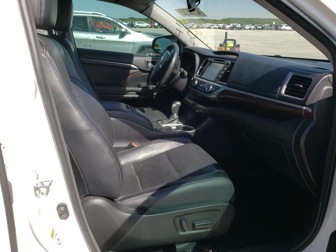 Photo 5 from auction – 2016 TOYOTA HIGHLANDER with VIN 5TDYKRFH3GS184968