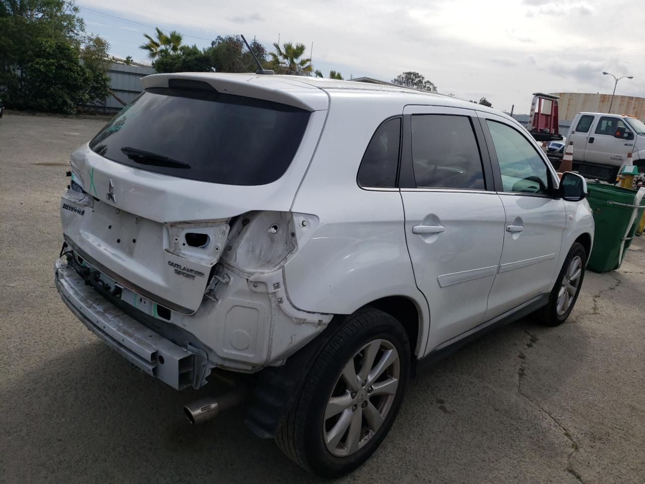 Photo 4 from auction – 2015 MITSUBISHI OUTLANDER with VIN 4A4AP4AU9FE044673