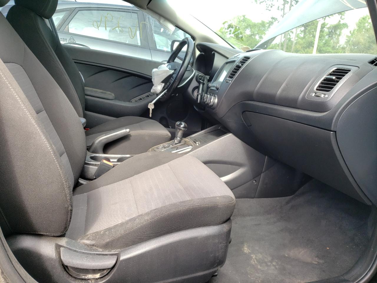 Photo 5 from auction – 2017 KIA FORTE LX with VIN 3KPFL4A7XHE013264