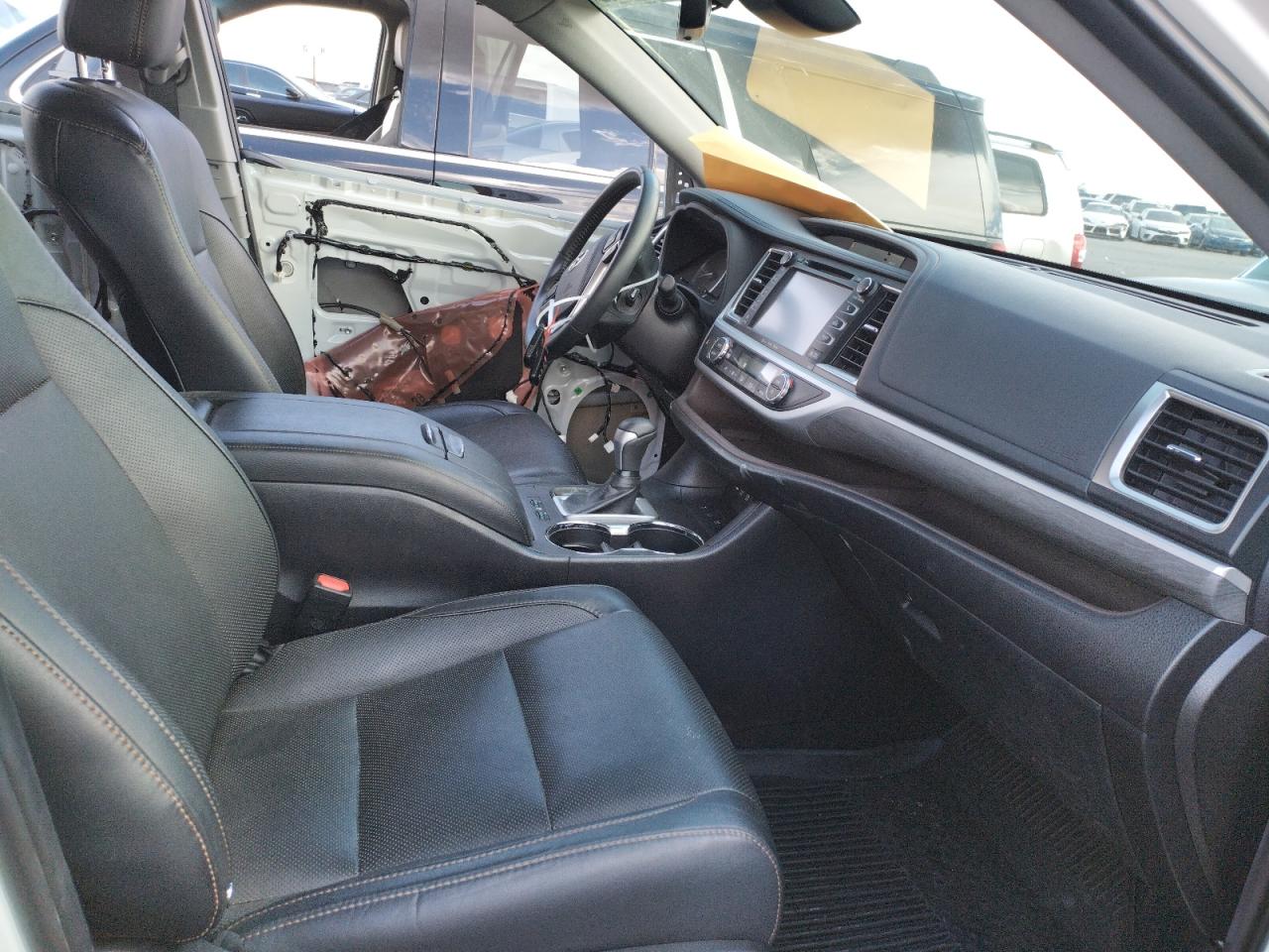 Photo 5 from auction – 2019 TOYOTA HIGHLANDER with VIN 5TDDGRFH0KS067731