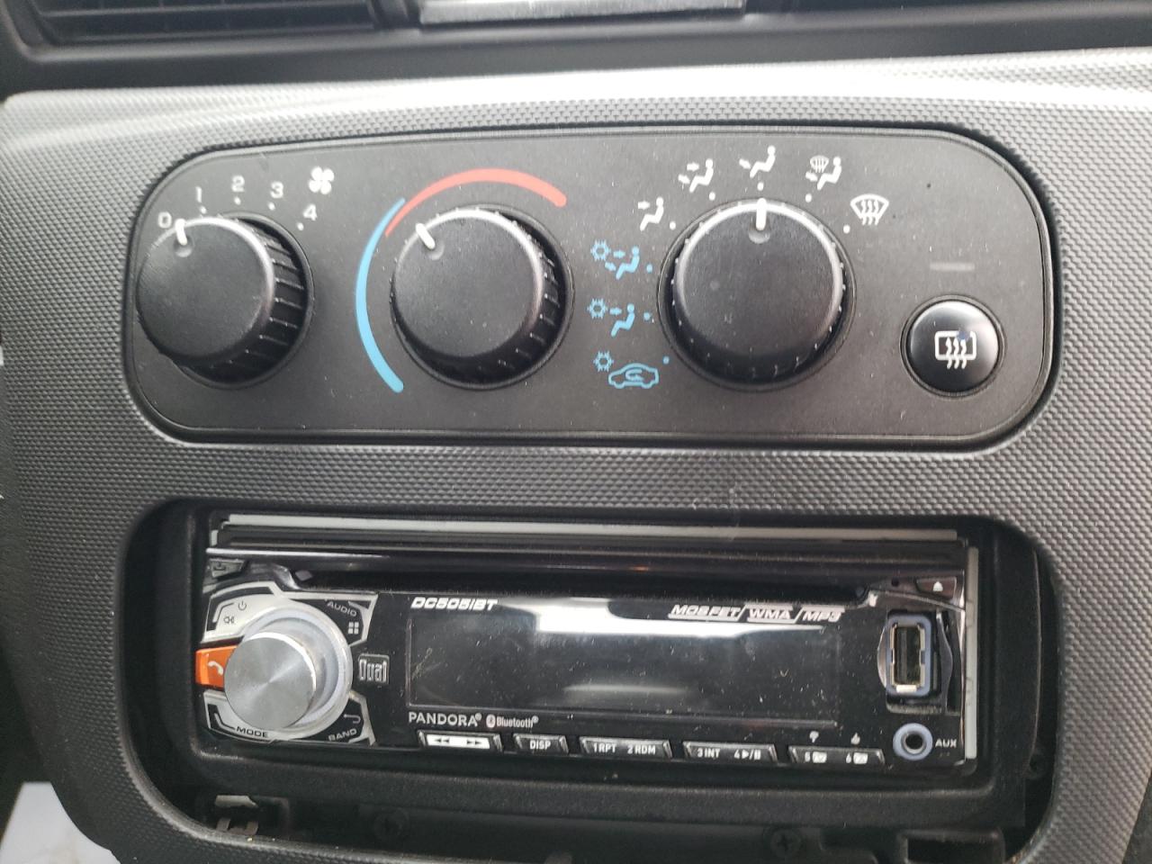 Photo 9 from auction – 2004 CHRYSLER SEBRING LX with VIN 1C3EL46X84N272317