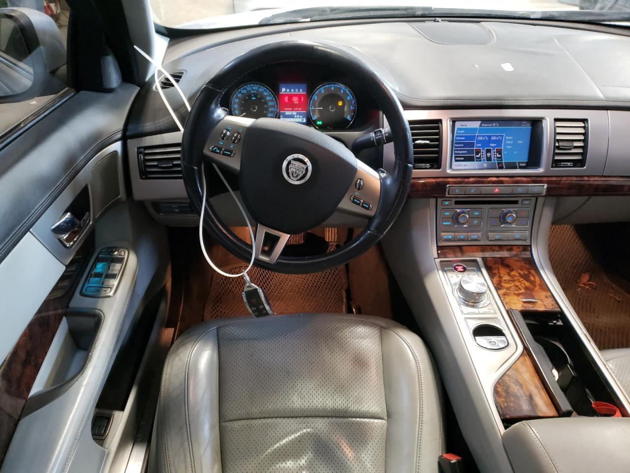 Photo 9 from auction – 2009 JAGUAR XF PREMIUM with VIN SAJXA06B29HR23133