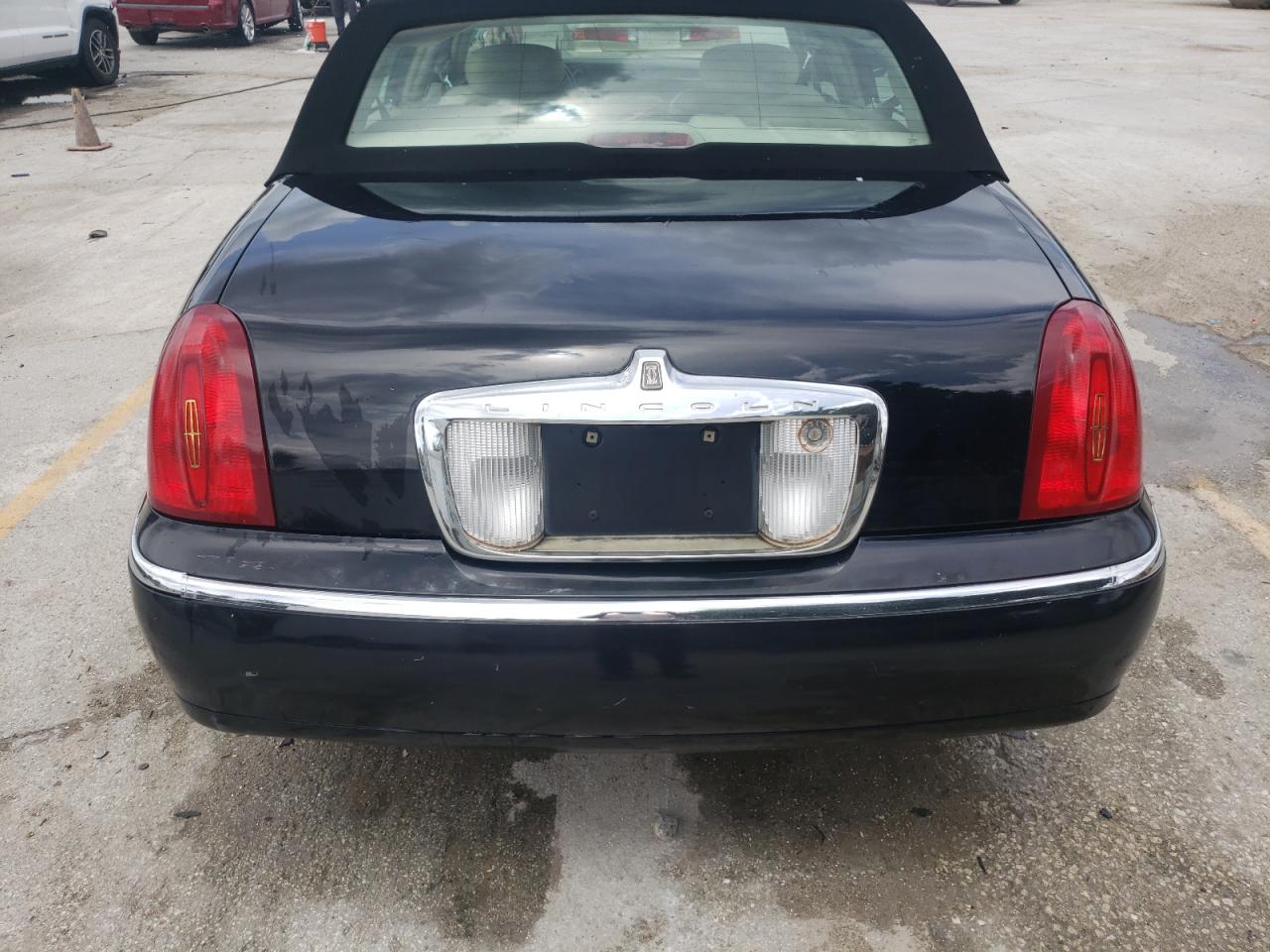 Photo 9 from auction – 2002 LINCOLN TOWN CAR C with VIN 1LNHM83W92Y619802