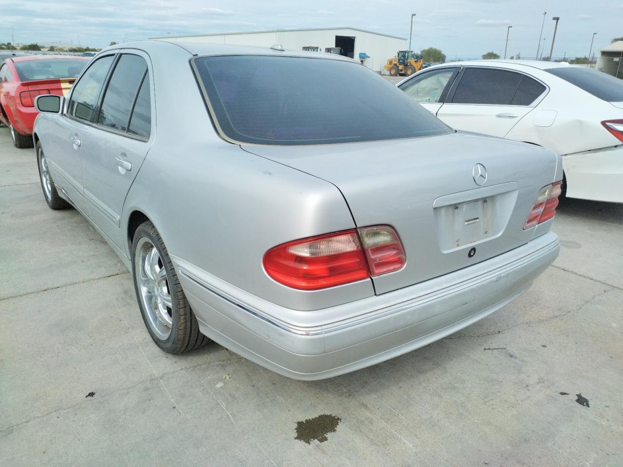 Photo 3 from auction – 2001 MERCEDES-BENZ E 320 with VIN WDBJF65J11B346649
