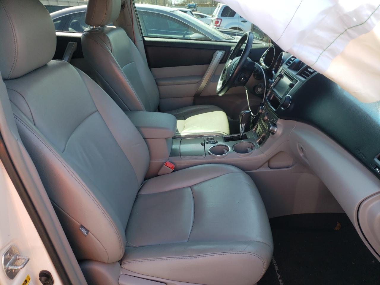 Photo 5 from auction – 2013 TOYOTA HIGHLANDER with VIN 5TDBK3EH0DS235813