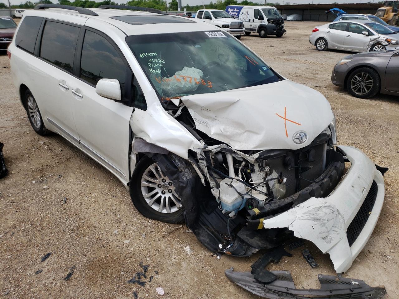 Photo 1 from auction – 2015 TOYOTA SIENNA XLE with VIN 5TDYK3DC1FS677633