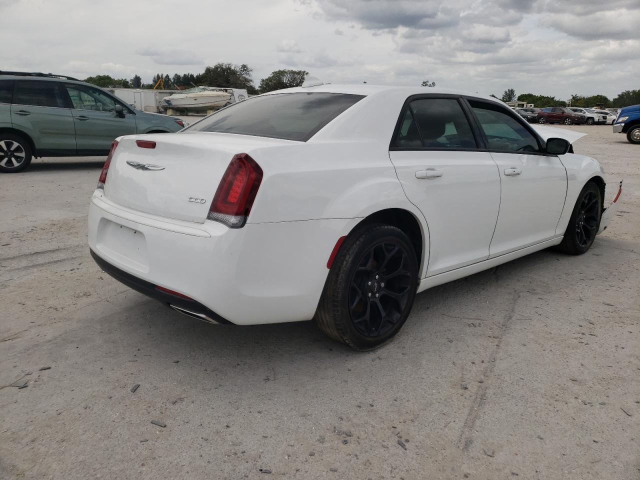 Photo 4 from auction – 2019 CHRYSLER 300 TOURIN with VIN 2C3CCAAG3KH745947