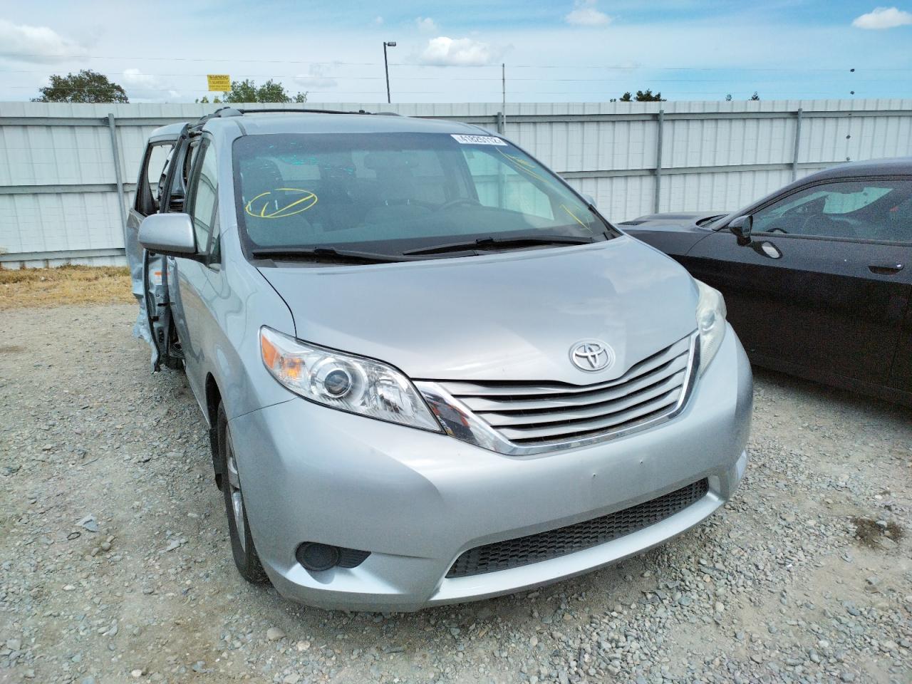 Photo 1 from auction – 2017 TOYOTA SIENNA LE with VIN 5TDKZ3DC5HS793437