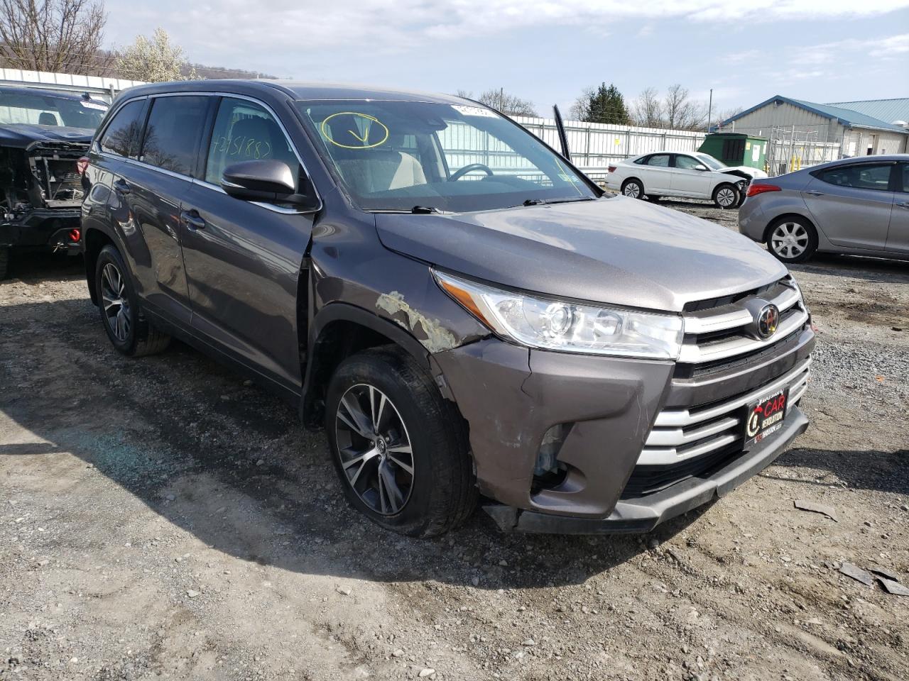 TOYOTA HIGHLANDER 2017 with VIN 5TDBZRFHXHS455656 - Photo from auction
