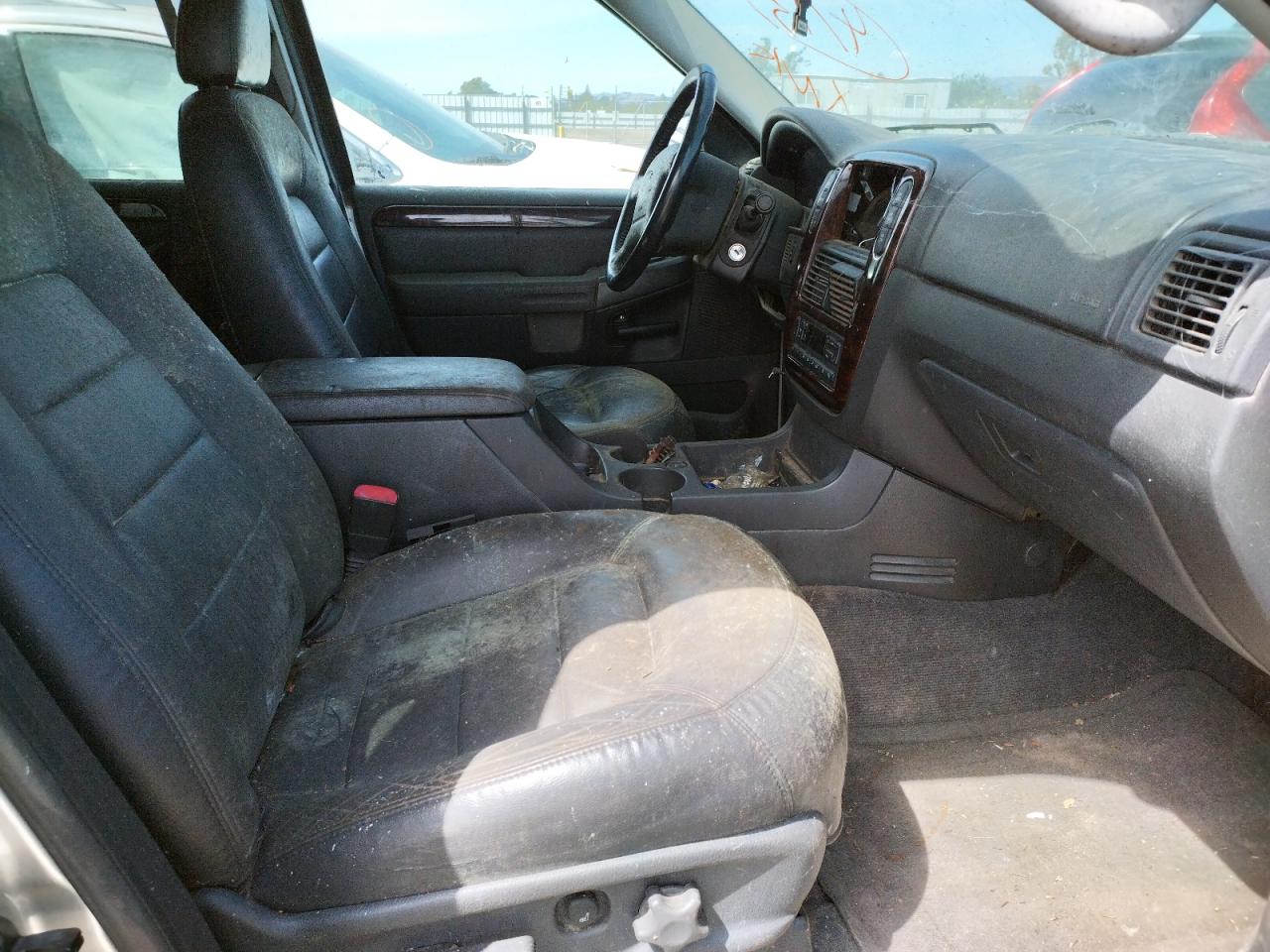 Photo 5 from auction – 2004 FORD EXPLORER L with VIN 1FMDU75W54ZA72174