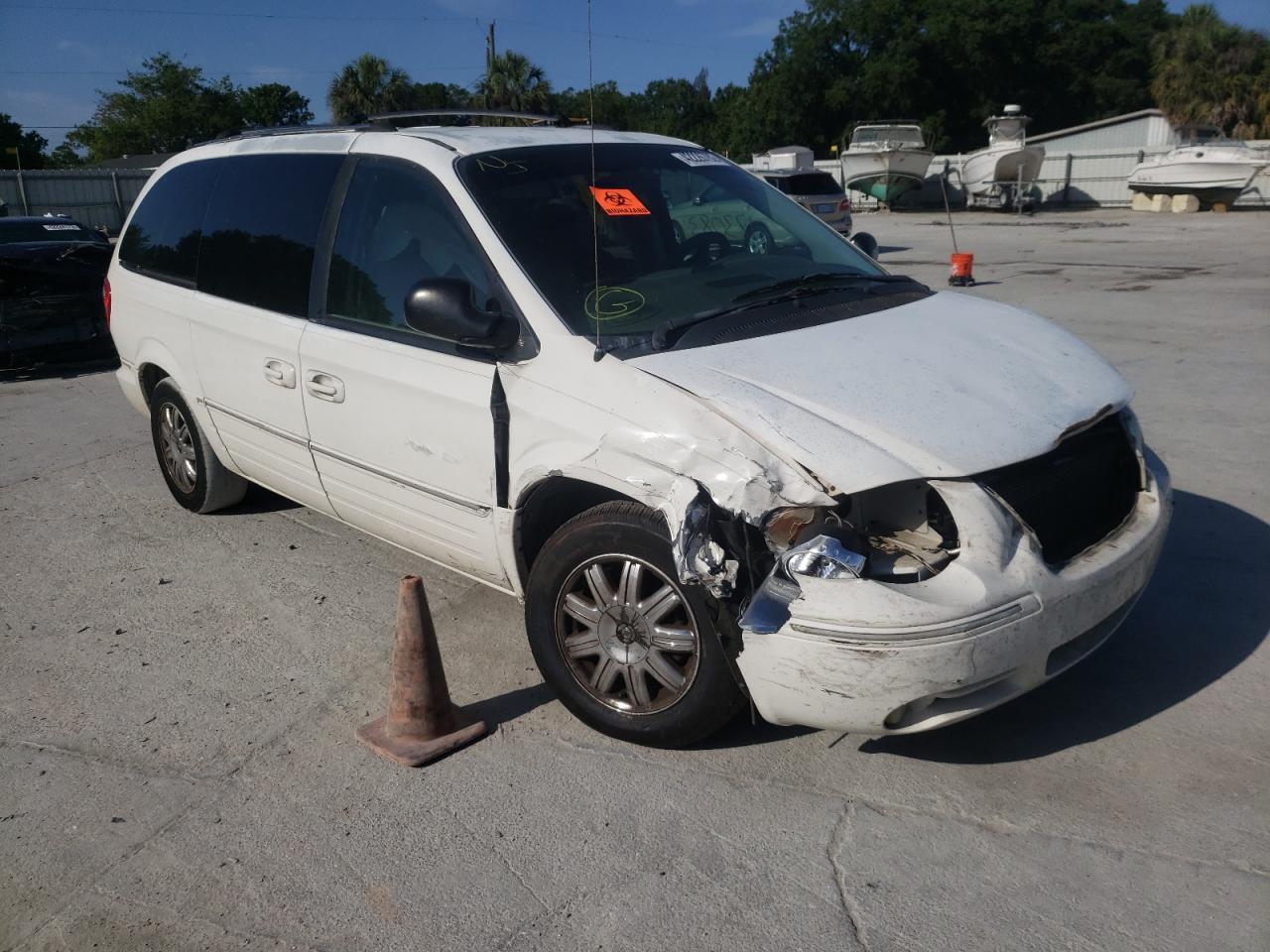 Photo 1 from auction – 2005 CHRYSLER TOWN & COU with VIN 2C8GP64L45R418672