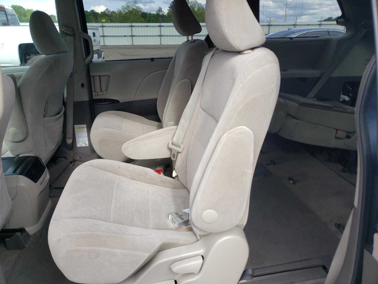 Photo 6 from auction – 2015 TOYOTA SIENNA LE with VIN 5TDKK3DC4FS593229
