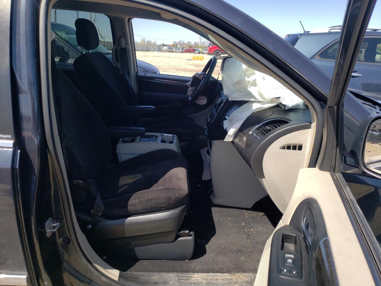 Photo 5 from auction – 2014 CHRYSLER TOWN & COU with VIN 2C4RC1BG8ER172398