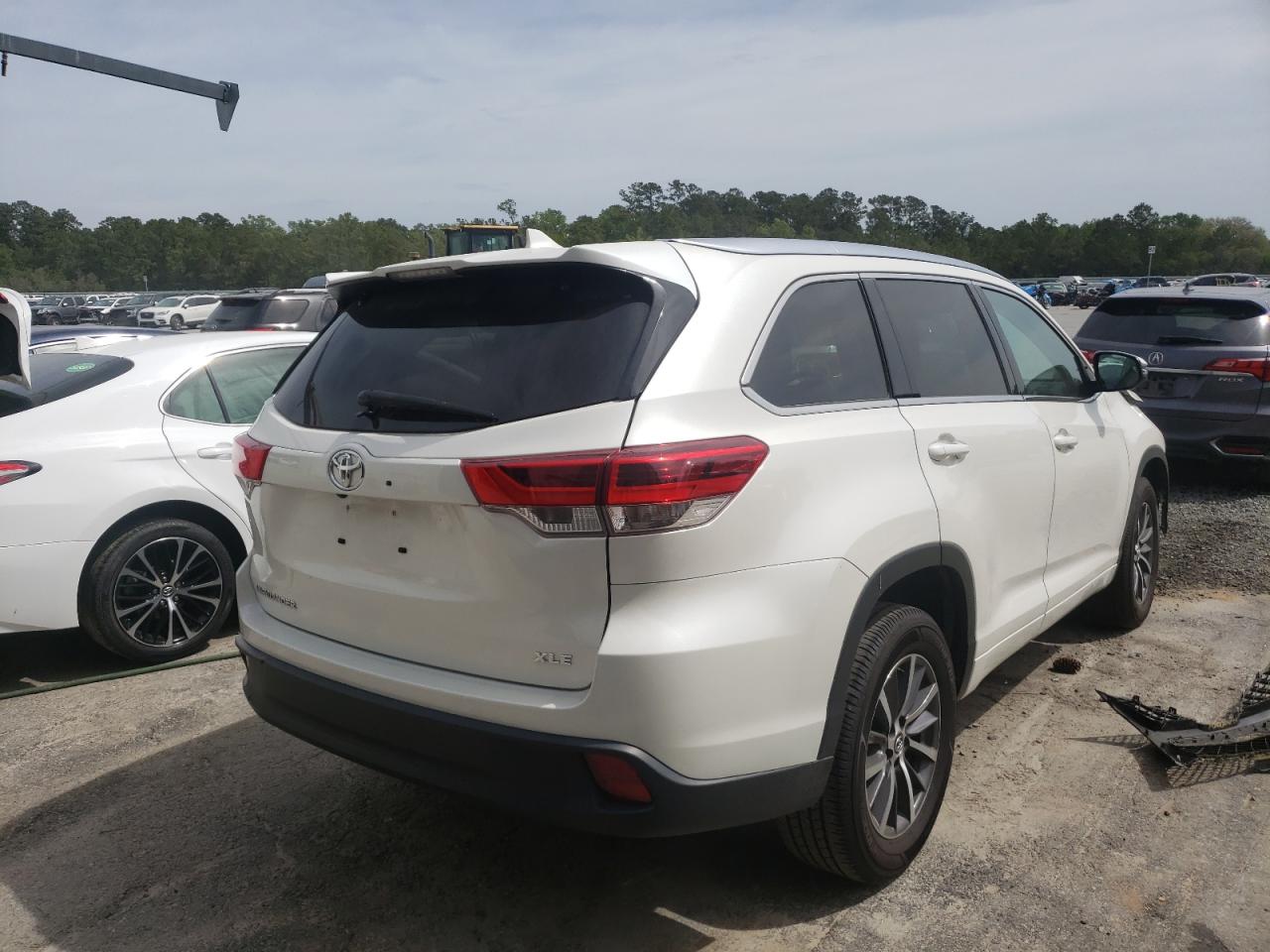 Photo 4 from auction – 2018 TOYOTA HIGHLANDER with VIN 5TDKZRFH4JS549019