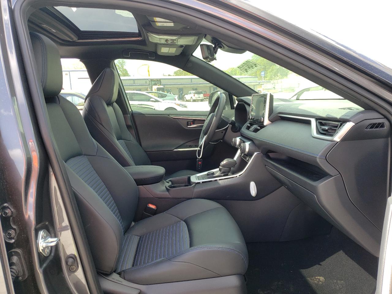 Photo 5 from auction – 2019 TOYOTA RAV4 XSE with VIN JTMEWRFVXKD511321