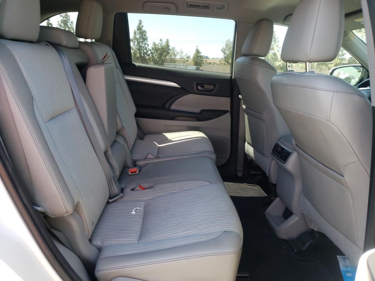 Photo 6 from auction – 2015 TOYOTA HIGHLANDER with VIN 5TDZKRFH0FS080764