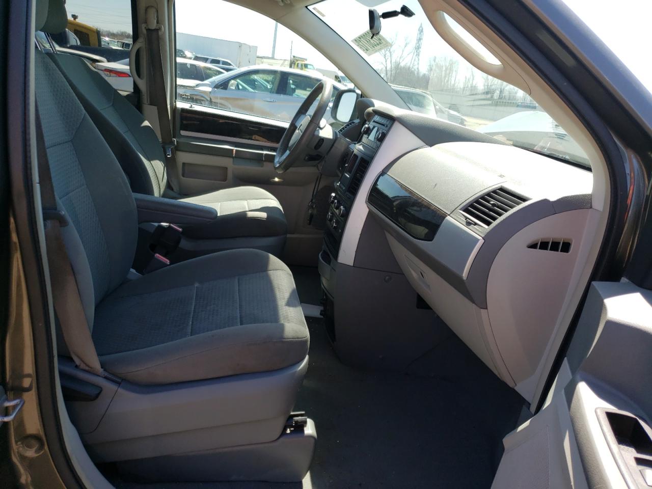 Photo 5 from auction – 2010 DODGE GRAND CARA with VIN 2D4RN5D15AR269002