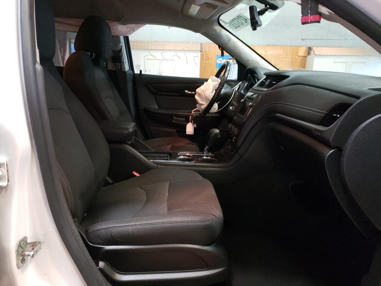 Photo 5 from auction – 2017 CHEVROLET TRAVERSE L with VIN 1GNKVGKD5HJ122482