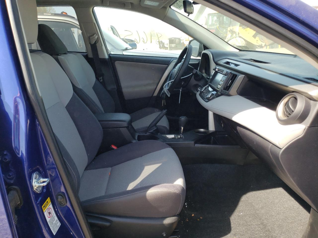 Photo 5 from auction – 2015 TOYOTA RAV4 XLE with VIN 2T3RFREV9FW384170