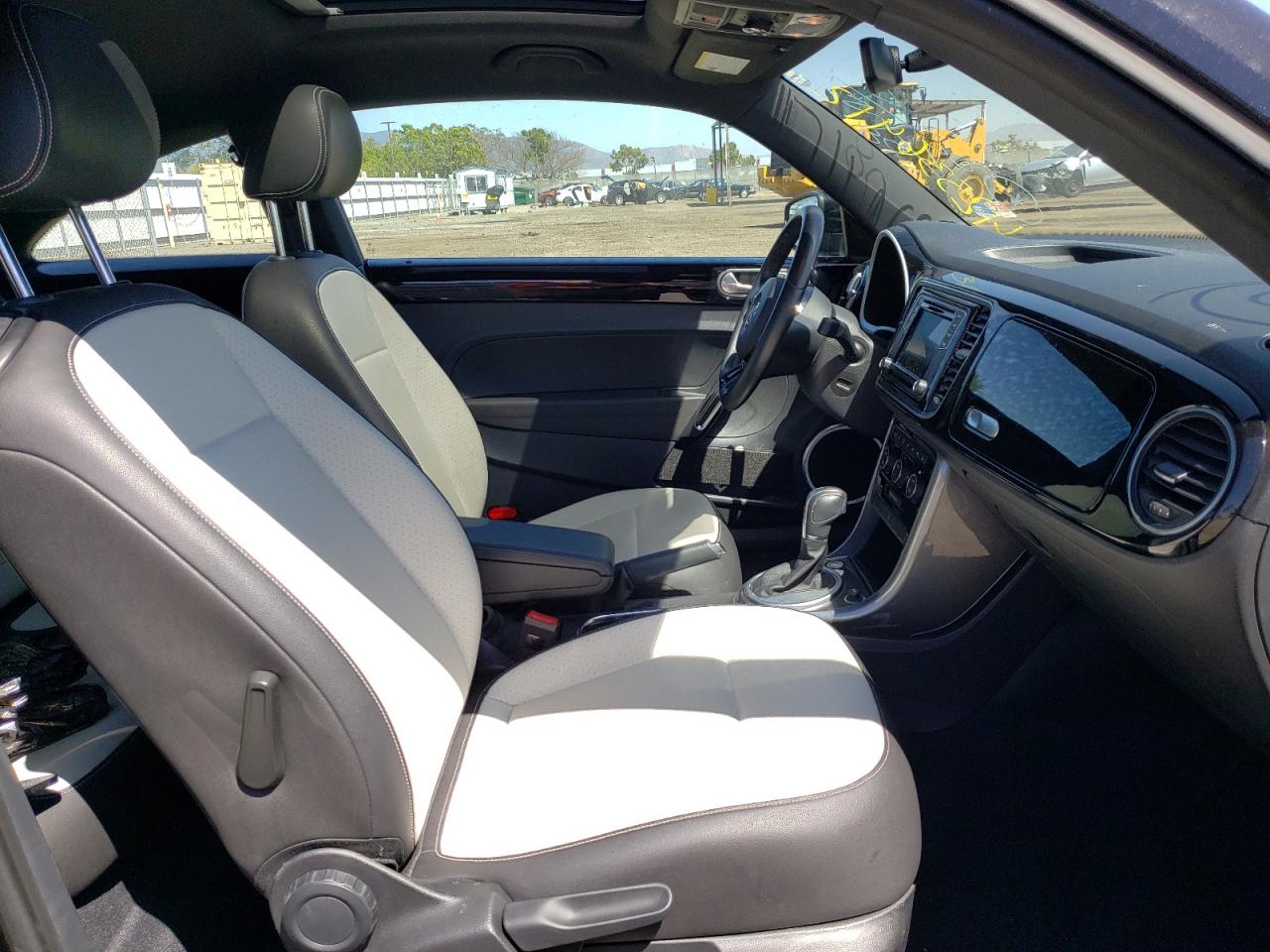 Photo 5 from auction – 2018 VOLKSWAGEN BEETLE SE with VIN 3VWJD7AT5JM708055